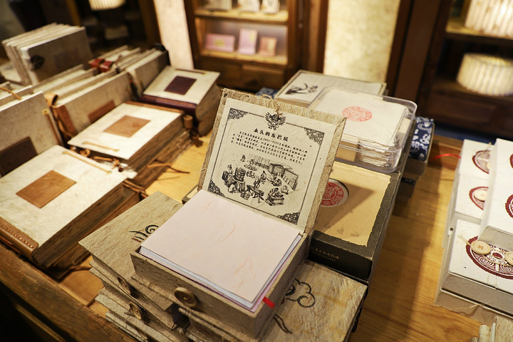 例如书签,手扎,明信片,笔记本,书籍,便签纸以及东巴纸做的台灯.