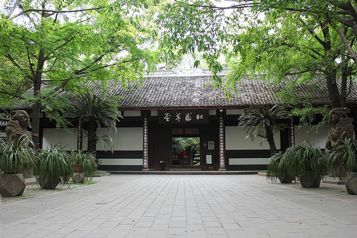 由于当时贫穷,他还写了不少诗来向当地的社会名流索