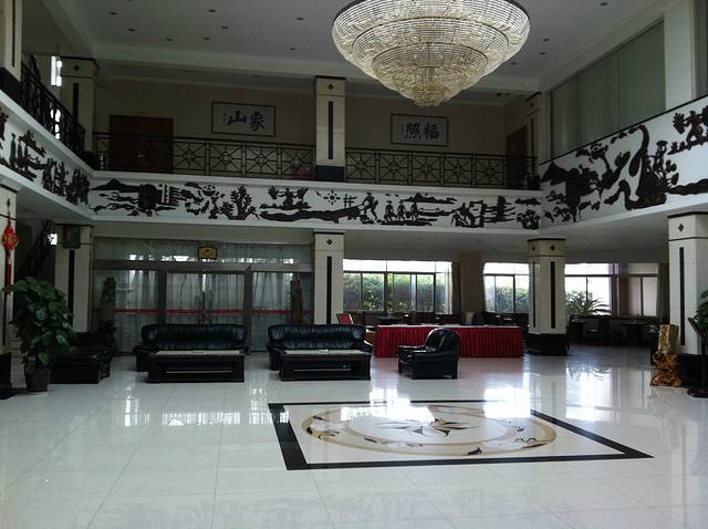 抚仙湖还是那么宁静,游玩的人不多,偌大的湖边就我们一家人,今天搬到