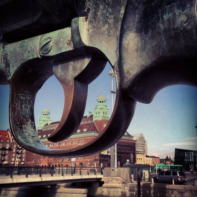 打结的手枪雕塑