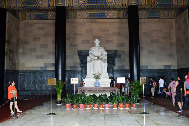 2017中山陵景区现为免费参观。392级石阶象征