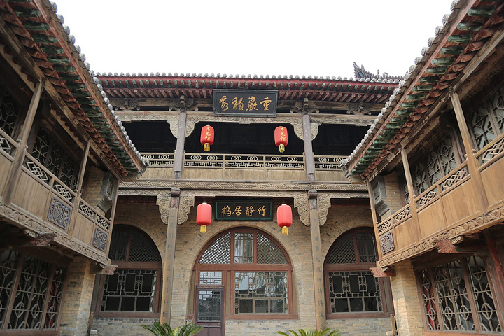 王家大院是按照汉民族传统规划思想和建筑风格建设起来的居民群落