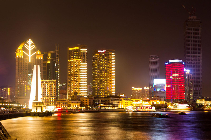 外滩位于上海市中心黄浦区的黄浦江畔,它曾经是上海十里洋场的风景