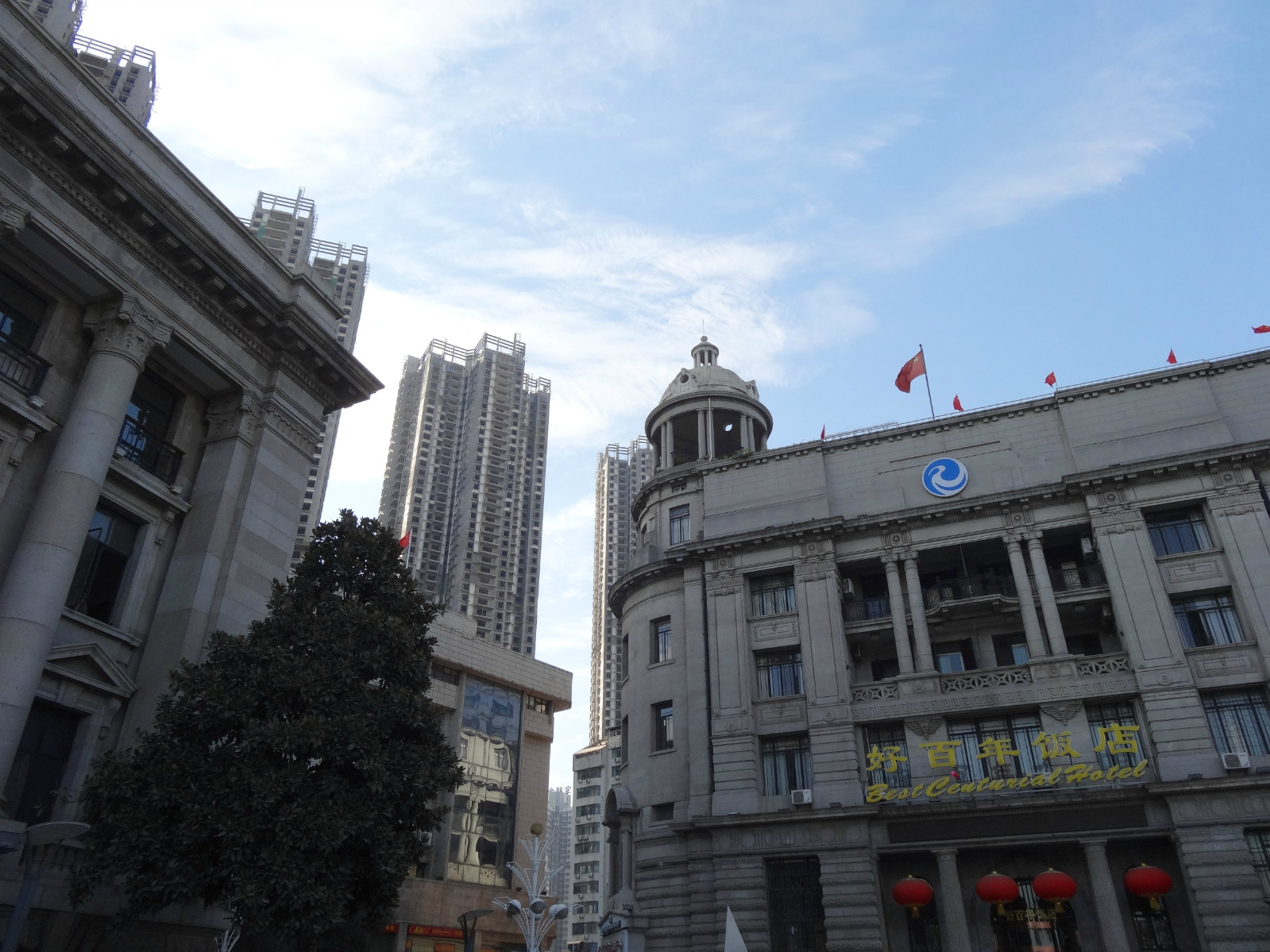 在上个世纪初是汉口英租界里的一条重要街道,1946年更名为南京路