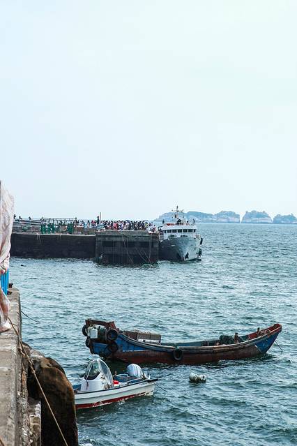 这是下午那班船靠码头,大家下船的场景!