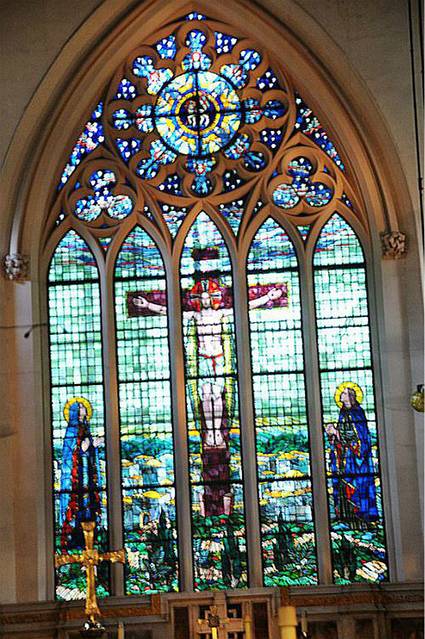 教堂内正方位是耶稣十字架像