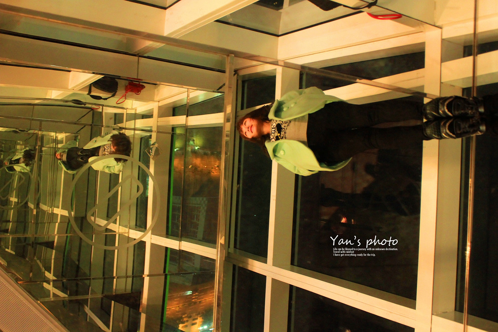 头顶和脚下都是镜子,镜中镜,如果看过《盗梦空间》,里面有个场景很