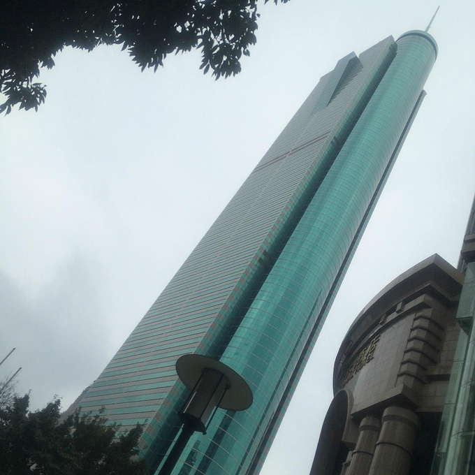 大厦~吃完饭逛了一下午的东门商业街,妈妈在金至尊买到了心仪的铂金