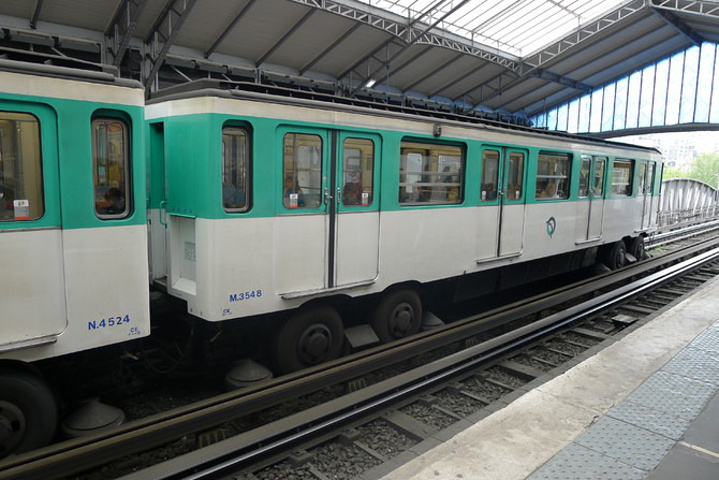 为毛巴黎地铁用的是小运量的胶轮列车啊