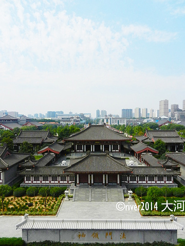 "大慈恩寺门票50元，如果登塔还需要另外购买门票，30元。进入大慈恩寺后发现大雁塔更加雄伟古朴_大雁塔"的评论图片