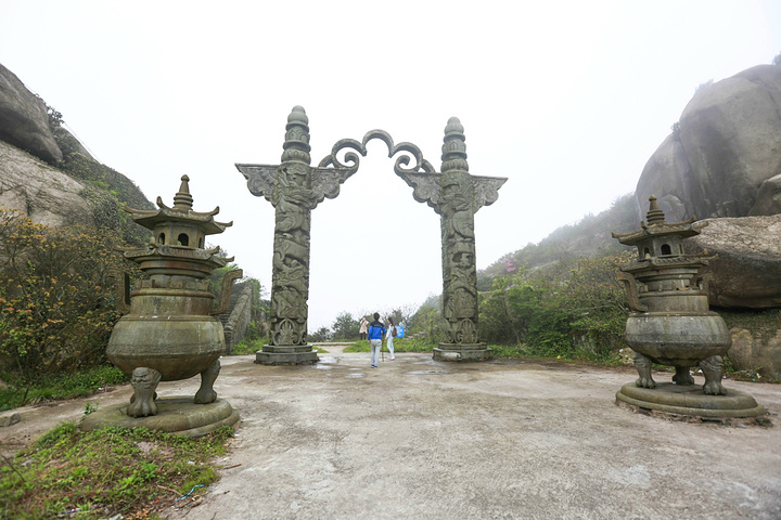 安期炼丹洞——位于海拔482米高处,相传安期生为避暴秦,隐居安期峰