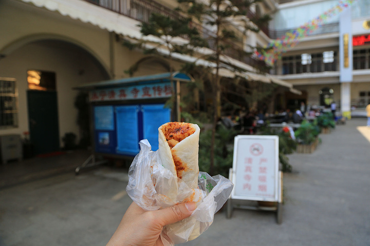 "这饵块口感偏硬，酱料的味道也未见出色，一般一般。这碧鸡山其实就是我们昨日爬过的西山_金马碧鸡坊"的评论图片