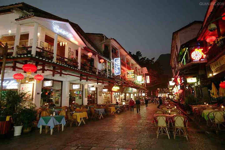阳朔西街是广西壮族自治区桂林市阳朔县的一条步行街,这里是阳朔重要