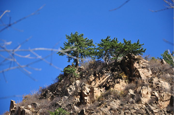 "主峰一带明显突出，其外围呈中低山峦，地貌十分复杂。在莲花池有写生的学生，作画之人已是风景一角_雾灵山"的评论图片