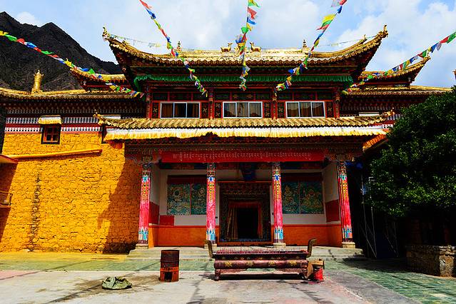 嘉绒雍仲拉顶广法寺