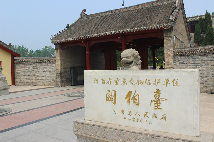 里面的正殿里居然还有道士,他会督促你"消费",不过