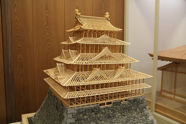我很喜欢这个木式的模型,镂空的天守阁,好精致好有心.