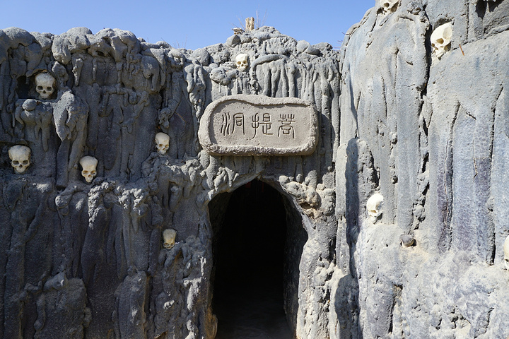 淡季直接在门口招手坐红色或者是绿色写着去西部影视城的中巴,我在