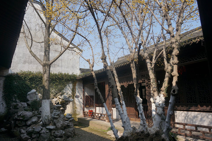 大门很有特色是竹扉门,宅院的与众不同处是大门朝北,大门口临河,但