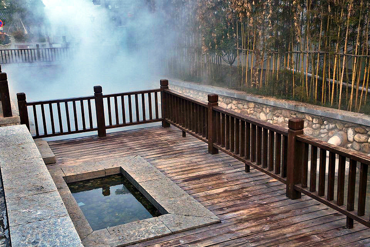 温泉路旁边的温泉温汤镇中心温汤镇