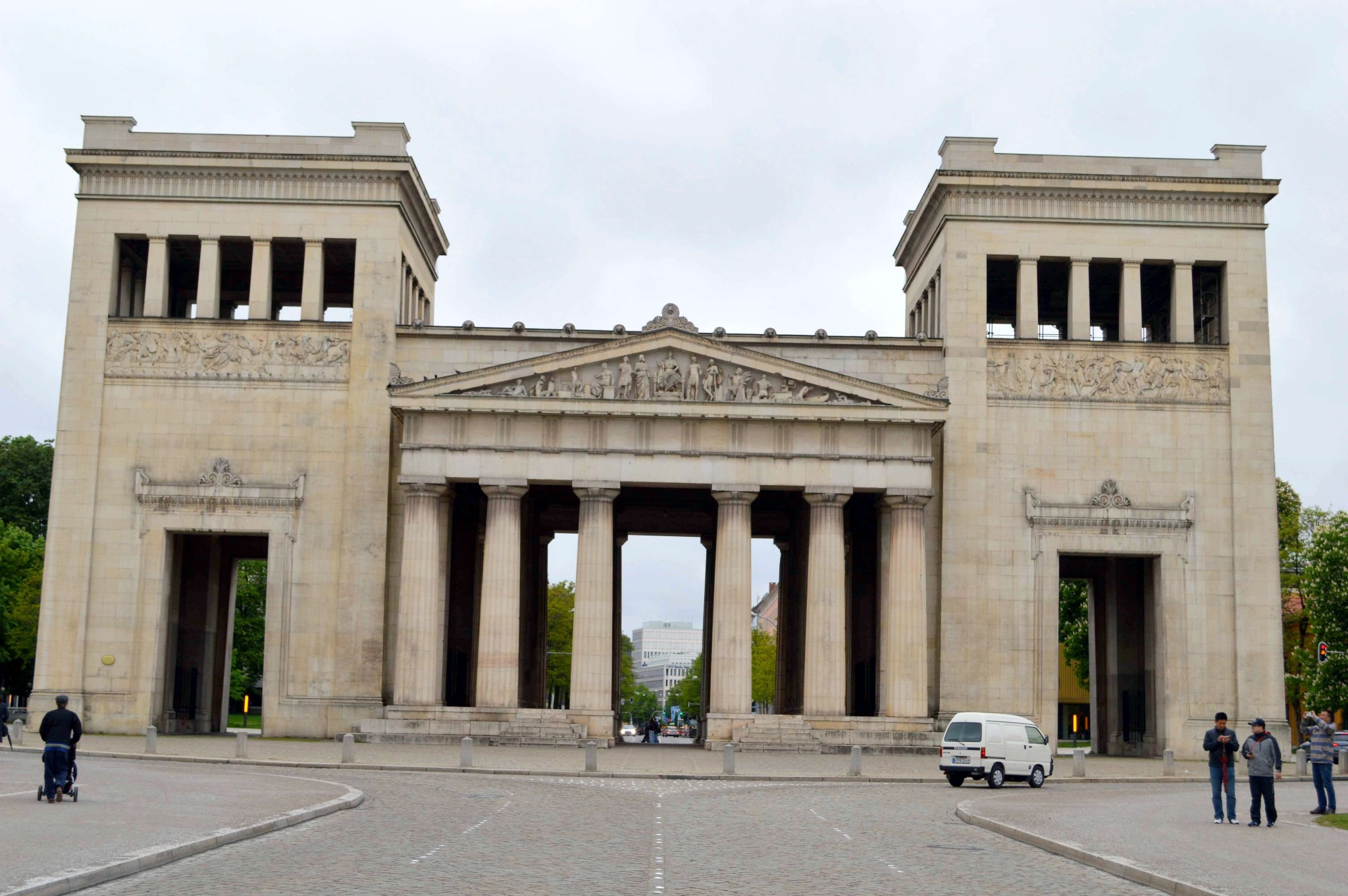 国王广场(德语:knigsplatz)是德国慕尼黑的一个广场,与卡洛林广场一起