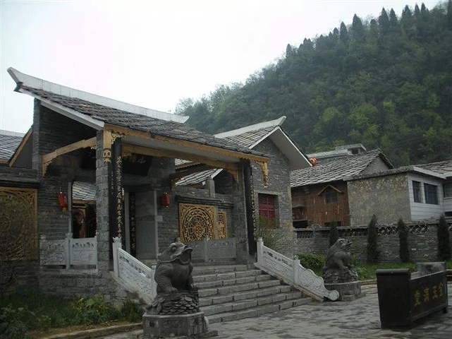 天龙屯堡古镇位于贵州省西部平坝县,喀斯特地貌大山深处,有天台山