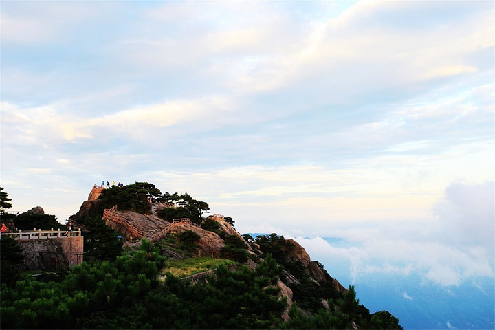 "光明顶为黄山第二高峰,海拔1860米,观日出,云海最佳点之一.