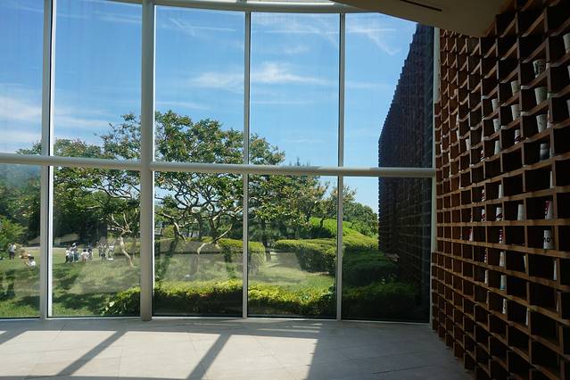 一层除了杯子陈列柜还有一个大玻璃落地窗,透过玻璃船可以看见外面