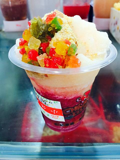 牛肉粉旁边的"冰浆",中杯7元,选两种水果,和冰块机打搅碎,树杨梅我们