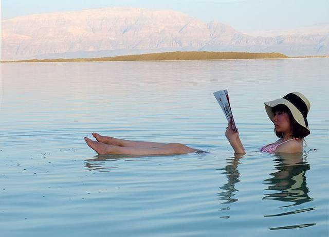 躺在死海里看书的照片是必须滴