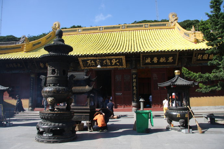 佛顶山又称菩萨顶是普陀山的最高处慧济寺是普陀山最高的寺院一个新建