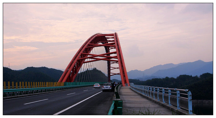 新太平桥矗立在美丽的太平湖上宛如一道彩虹横跨而过又与旁边的老桥斜