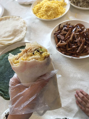 妹子看到美食真是不亦乐乎麦焦宴麦焦是三门的传统特色小吃,过年,中秋