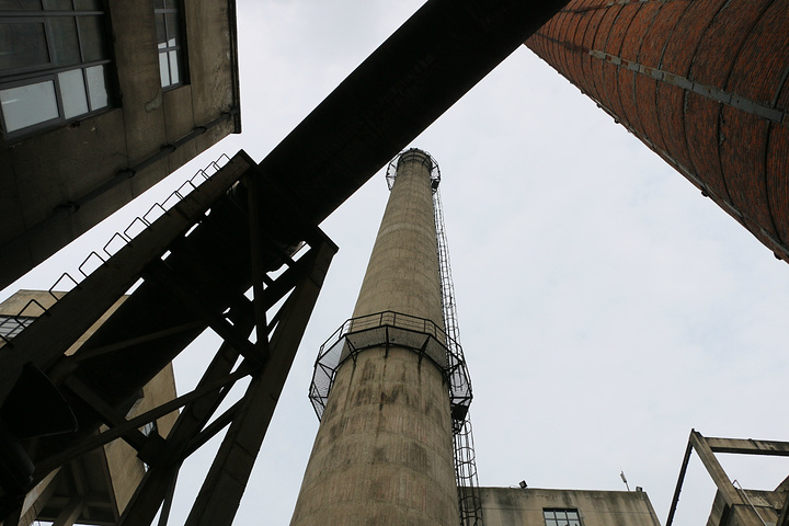 东郊记忆这是一座类似北京798的区域类似的厂房还是那熟悉的大烟囱利