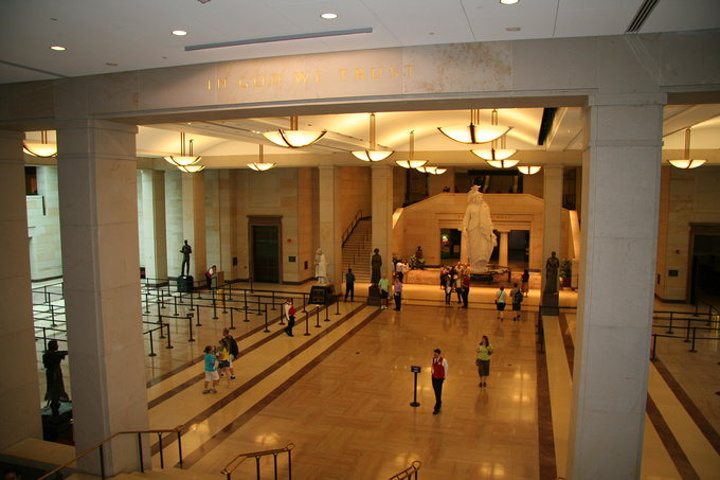 2017国会可以免费入内参观,通过安检后进入大