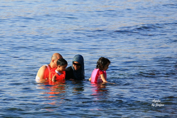 不过穿成这样游泳,似乎实在不方便吧.