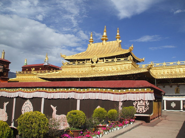 寺院内的佛殿主要有释迦牟尼殿宗喀巴大师殿松赞干布殿班旦拉姆殿