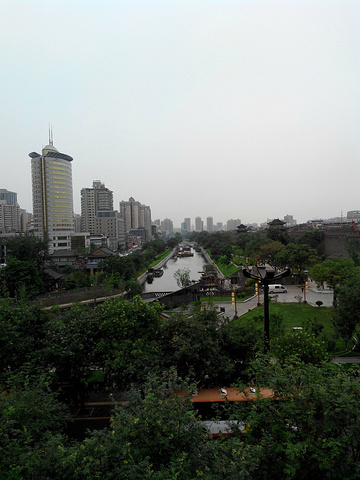 西安城墙又称西安明城墙。32平方公里,著名的