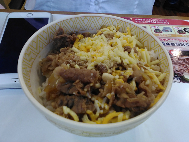 "推荐特色是牛丼和咖喱牛肉饭，分为小碗、中碗、大碗的量，价格在14—22元左右一碗，建议点双拼，..._食其家(观前街店)"的评论图片