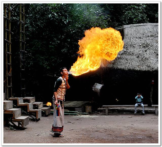还有这种其他民族也有的口喷火团的表演.