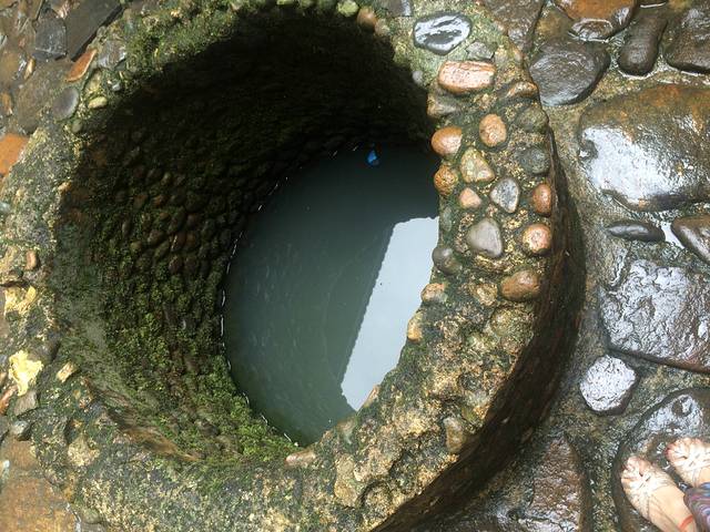 楼里的阴阳泉,左右一边一个泉眼,一个是阴井水质自然就非常的脏,浑浊.