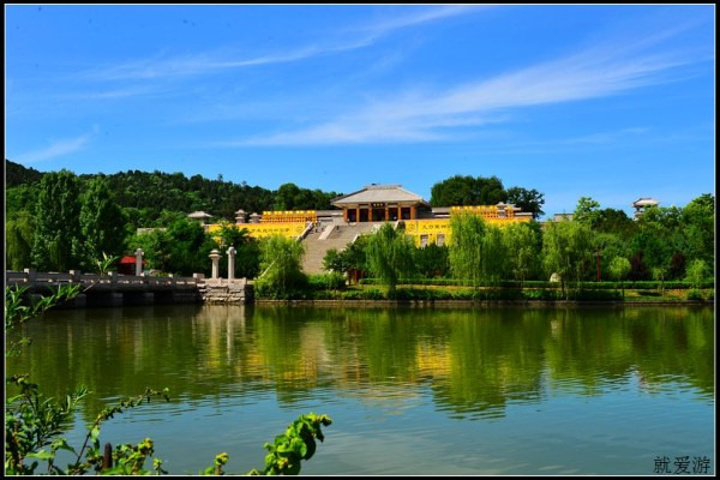 位于黄陵县桥山之巅,世称"天下第一陵",是海内外炎黄子孙谒陵祭祖的