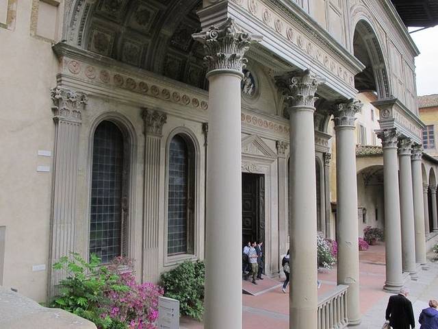 不要遗漏圆顶帕奇礼拜堂(appella de pazzi),由布鲁内雷斯基所设计