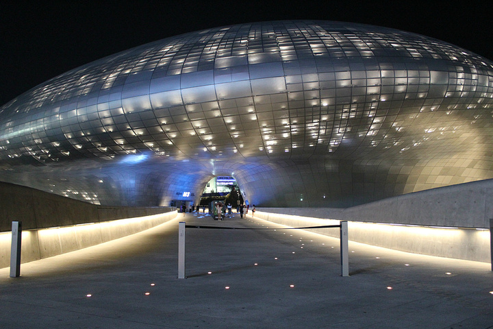 21 简介 东大门设计广场 简称ddp 是世界上规模最大的三维不规则建筑 融合了历史 文化 城市和 东大门设计广场 Ddp 评论 去哪儿攻略