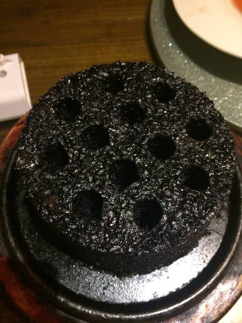 这可不是普通的大煤球,上菜后店员会点火,祝:您的日子过的红红火火.