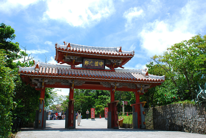 "其实守礼门的原名是“上之绫门”,因为门上悬挂着“守礼之邦”的牌匾,才被称为“守礼门”_守礼门"的评论图片