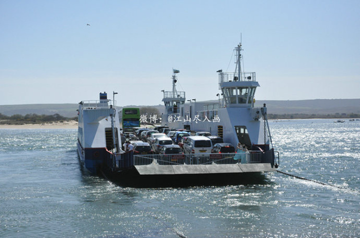 坐轮渡通过一道浅浅的海峡,便到了白崖海岸.
