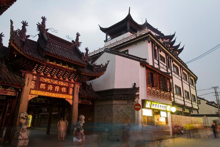 礼品店的售货员,虽然职业不同,但都为了谋生,竟