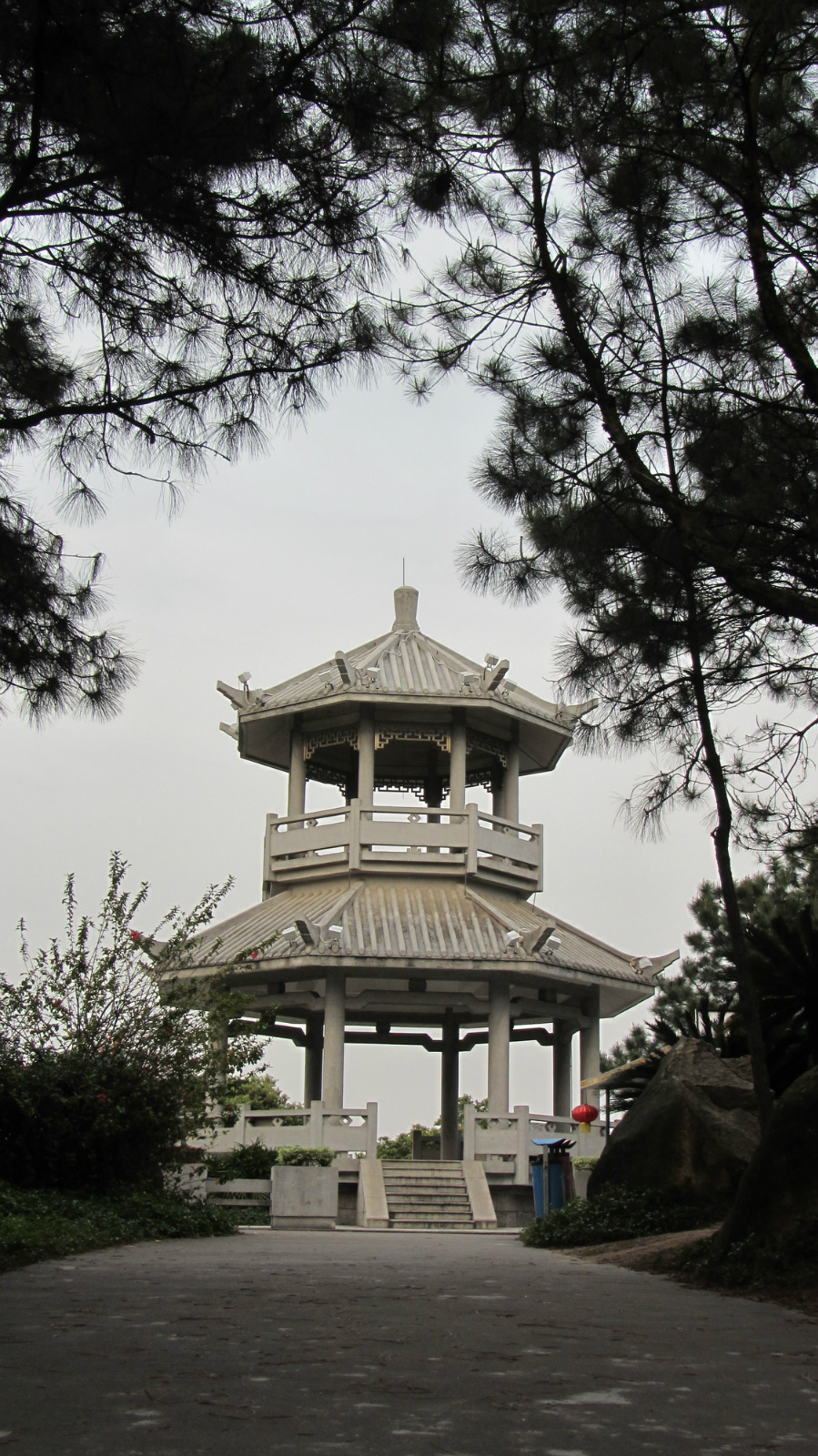 爬到山顶上,看到亭子,在这里歇歇脚准备下山吧,真的很干净,空气非常好