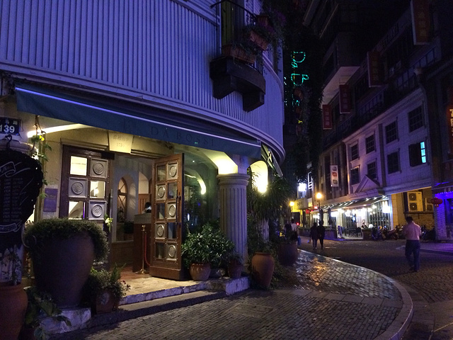 夜晚的老外滩就是酒吧一条街氛围很棒然后也有好多老外